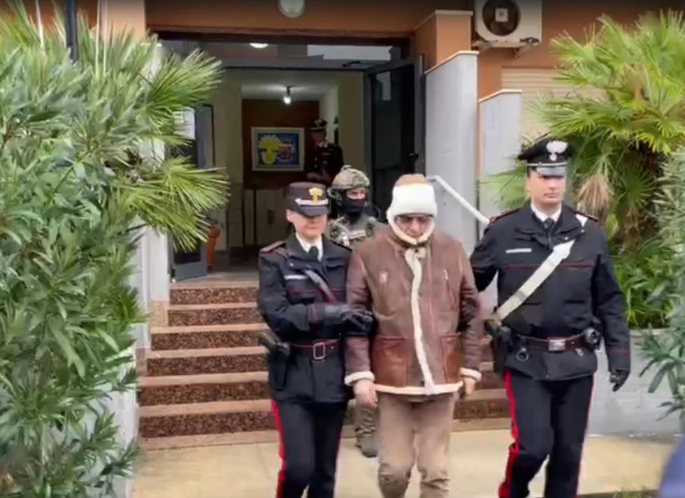 Photo of Matteo Messina Denaro arrested by two Carabinieri