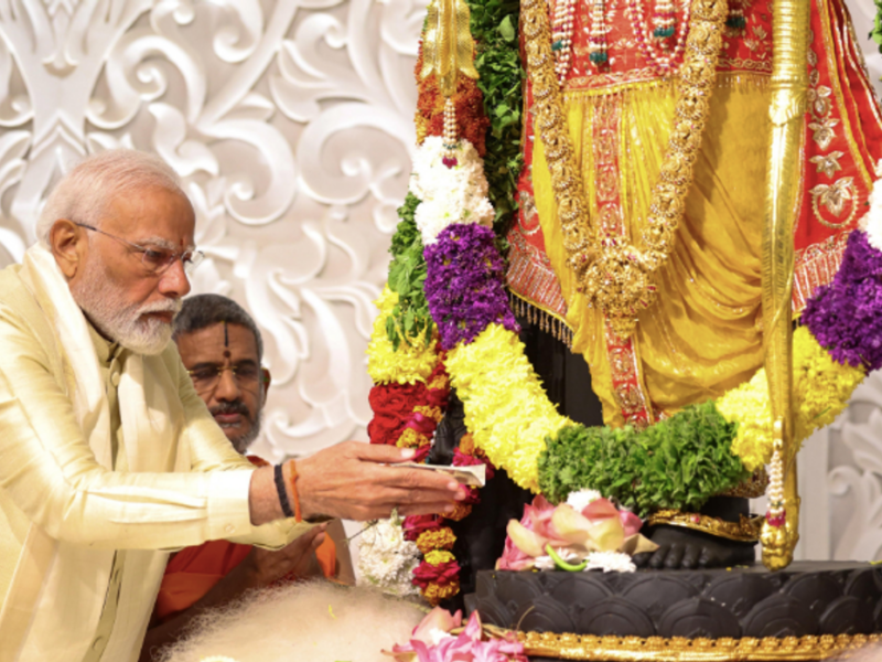 photo of Modi performing rituals