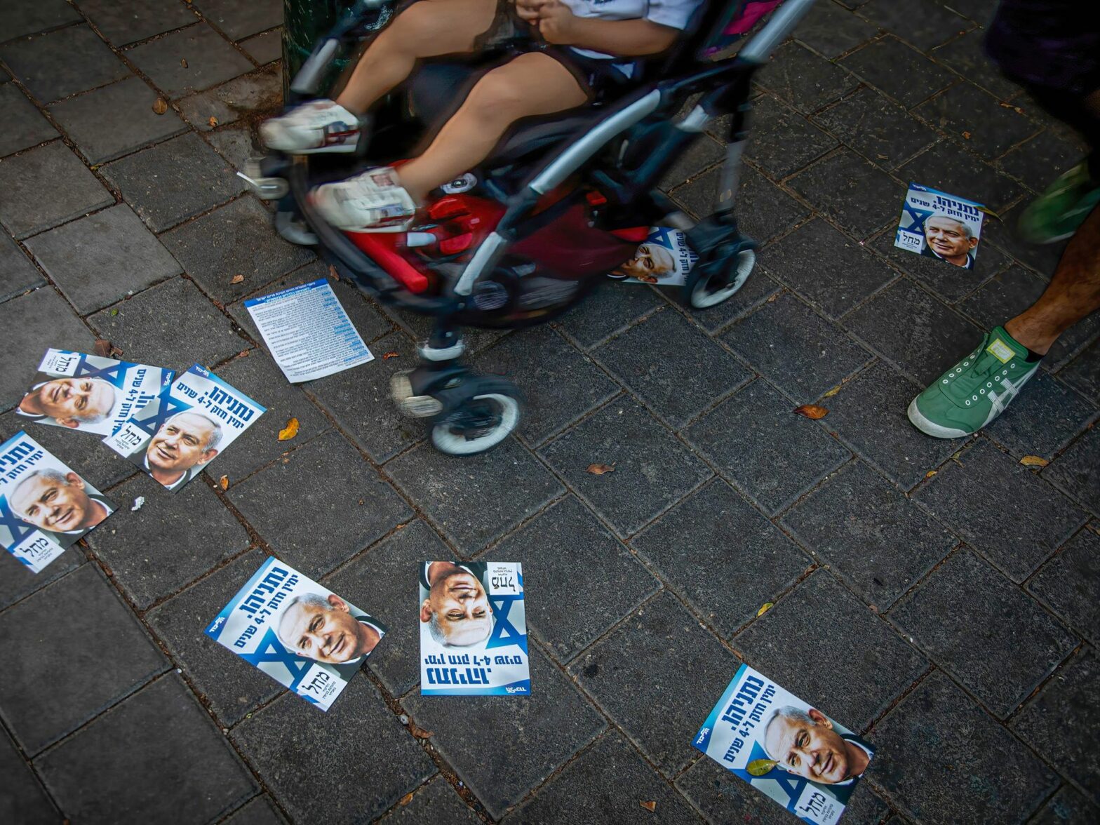 Photo of Netanyahu electoral leaflets on the ground