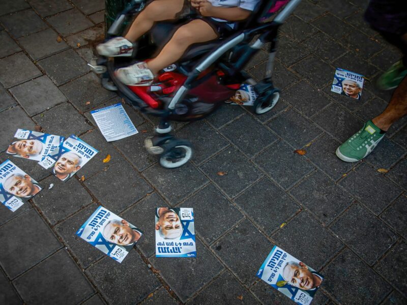 Photo of Netanyahu electoral leaflets on the ground
