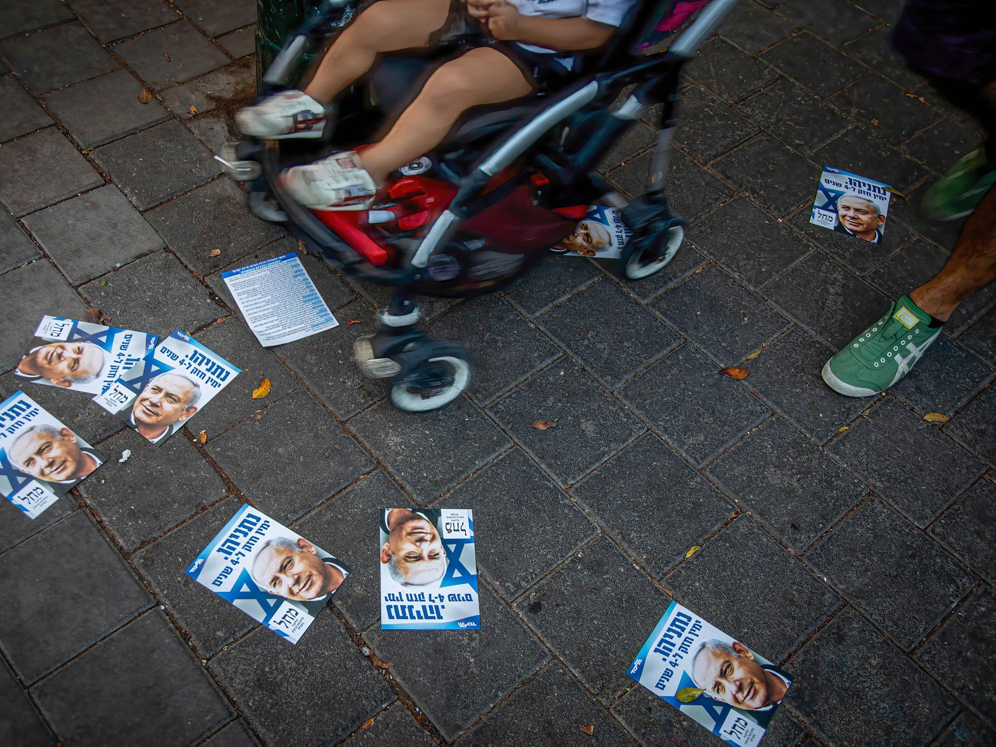 Photo of Netanyahu electoral leaflets on the ground