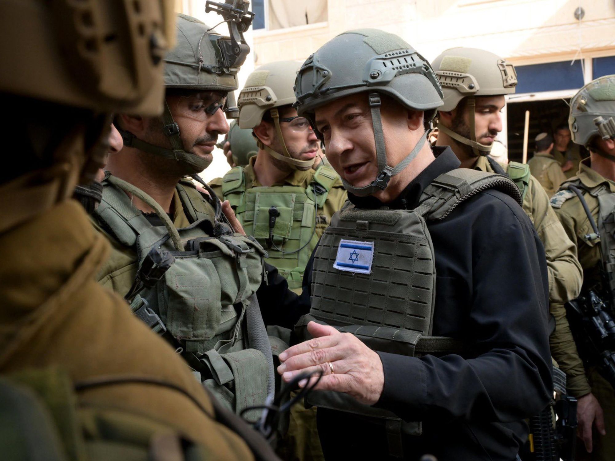 photo of netanyahu mingling with troops