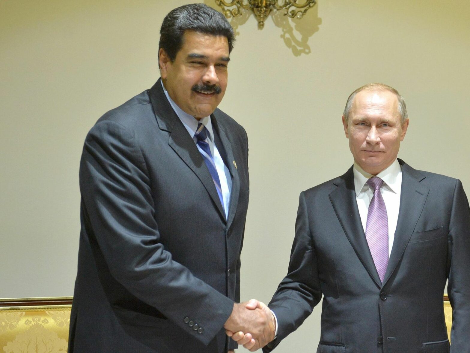 Photo of Nicolas Maduro shaking hands with Vladimir Putin