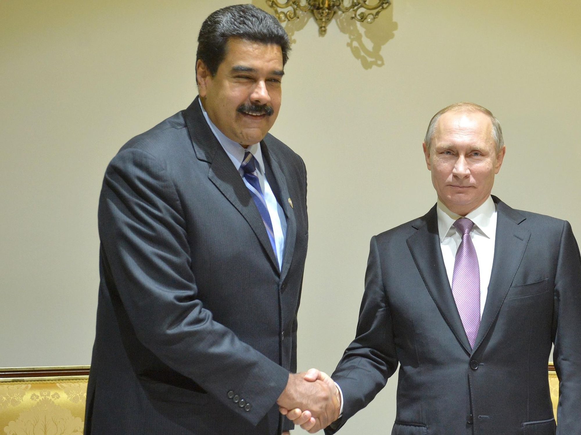 Photo of Nicolas Maduro shaking hands with Vladimir Putin
