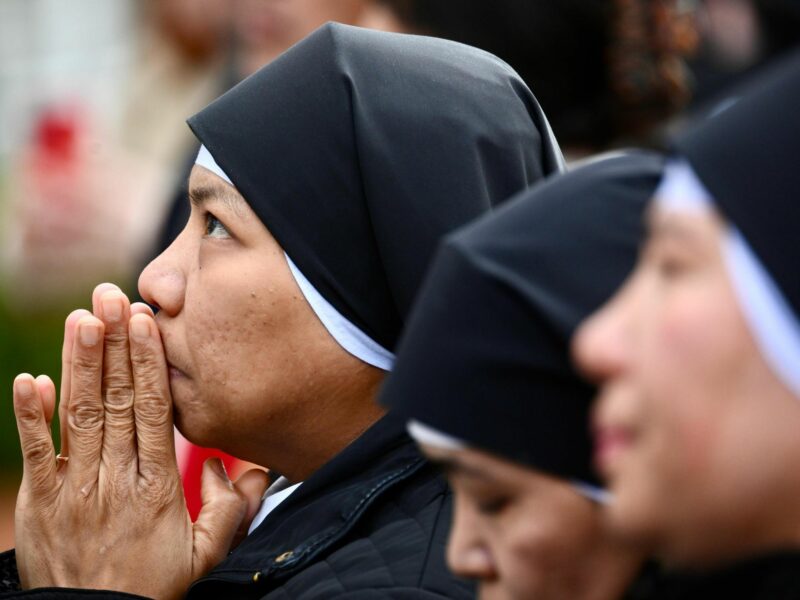 photo of nuns praying