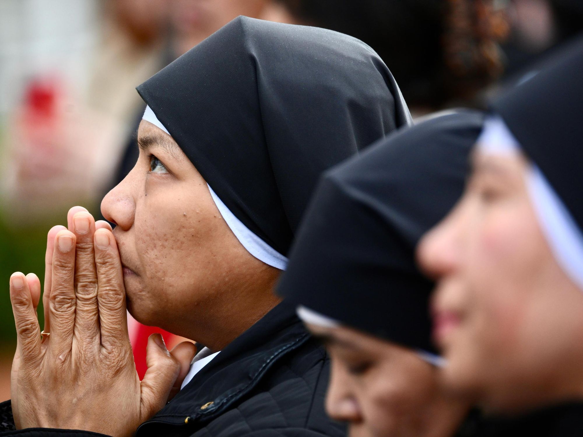 photo of nuns praying