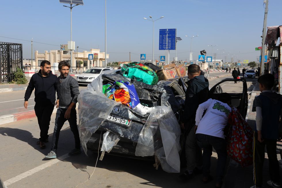 Photo of Palestinians driving their damaged vehicles into Gaza after crossing the Rafah border during the cease-fire