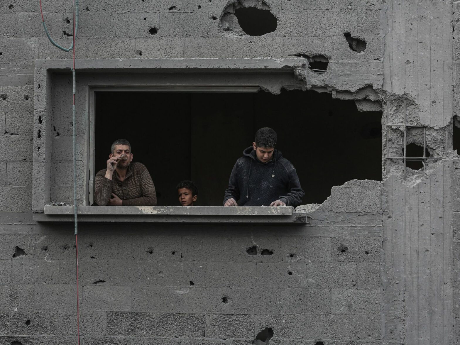 Photo of Palestinians inspecting the al-Qassam Mosque after an Israeli attack