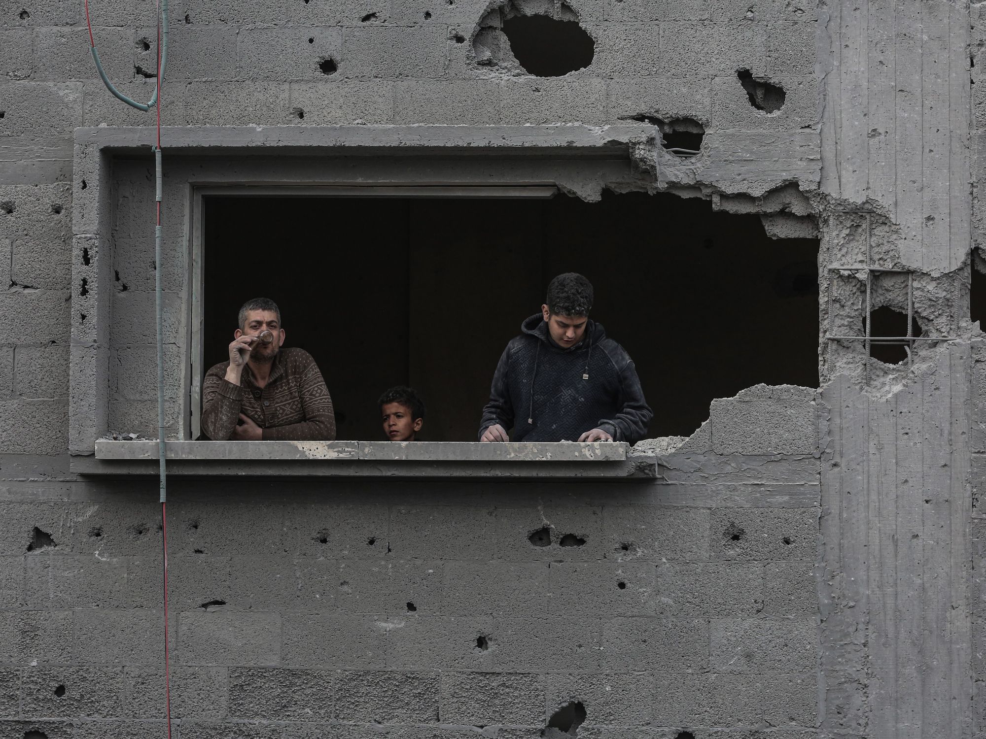 Photo of Palestinians inspecting the al-Qassam Mosque after an Israeli attack