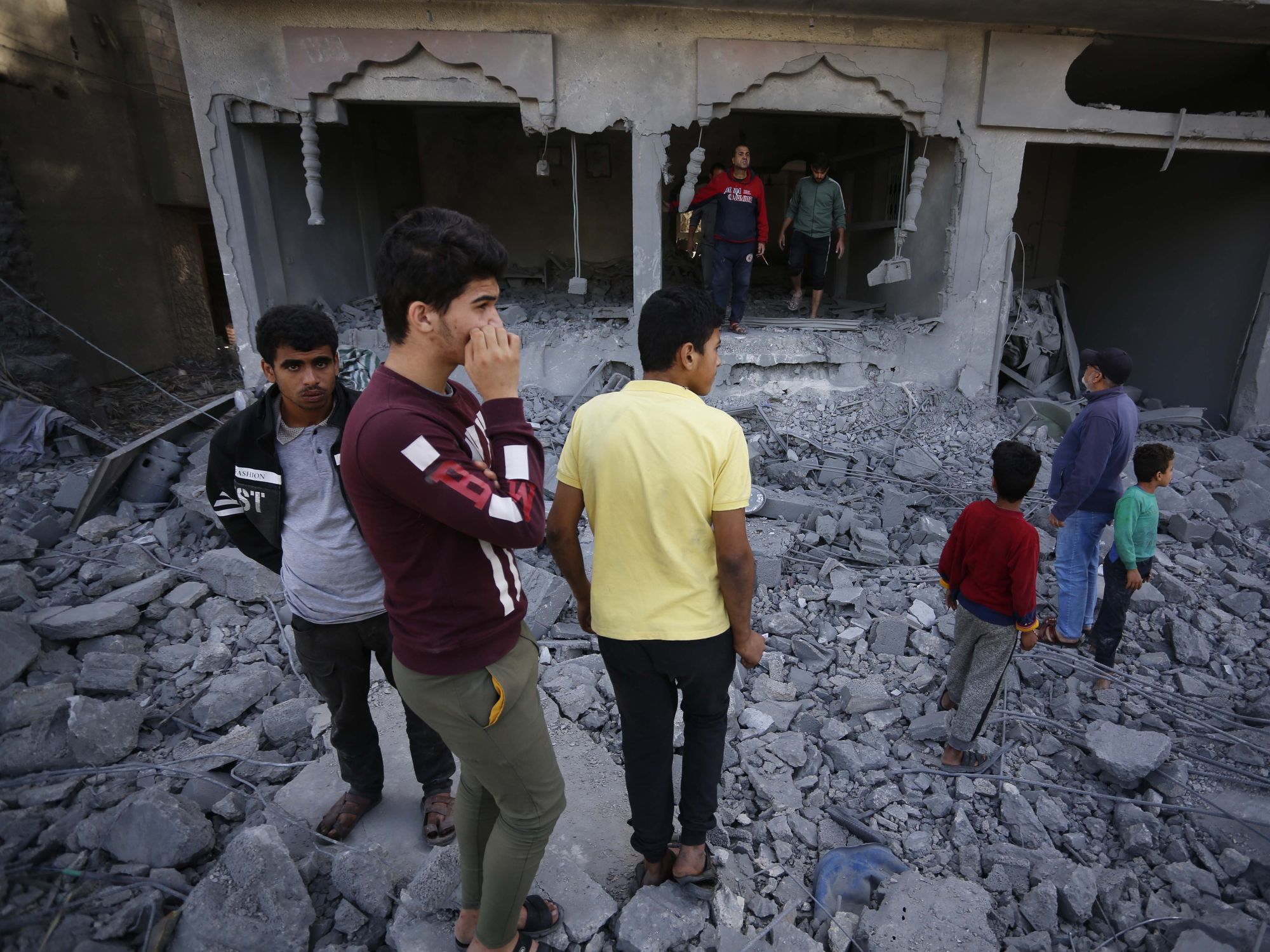 Photo of Palestinians looking for their belongings in the rubble of their housein Deir al-Balah, Gaza