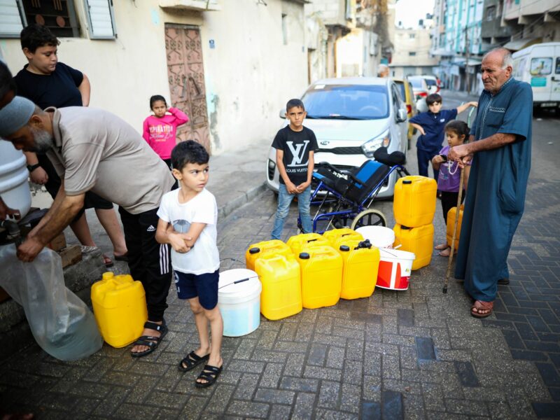 Photo of Palestinians waiting in line to collect clean water