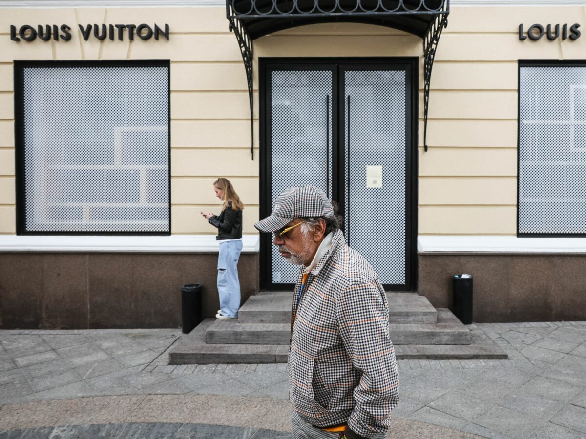 Photo of People are seen outside a closed shop of the French luxury brand Louis Vuitton that has suspended its operations in Russia due to Western anti-Russian sanctions.