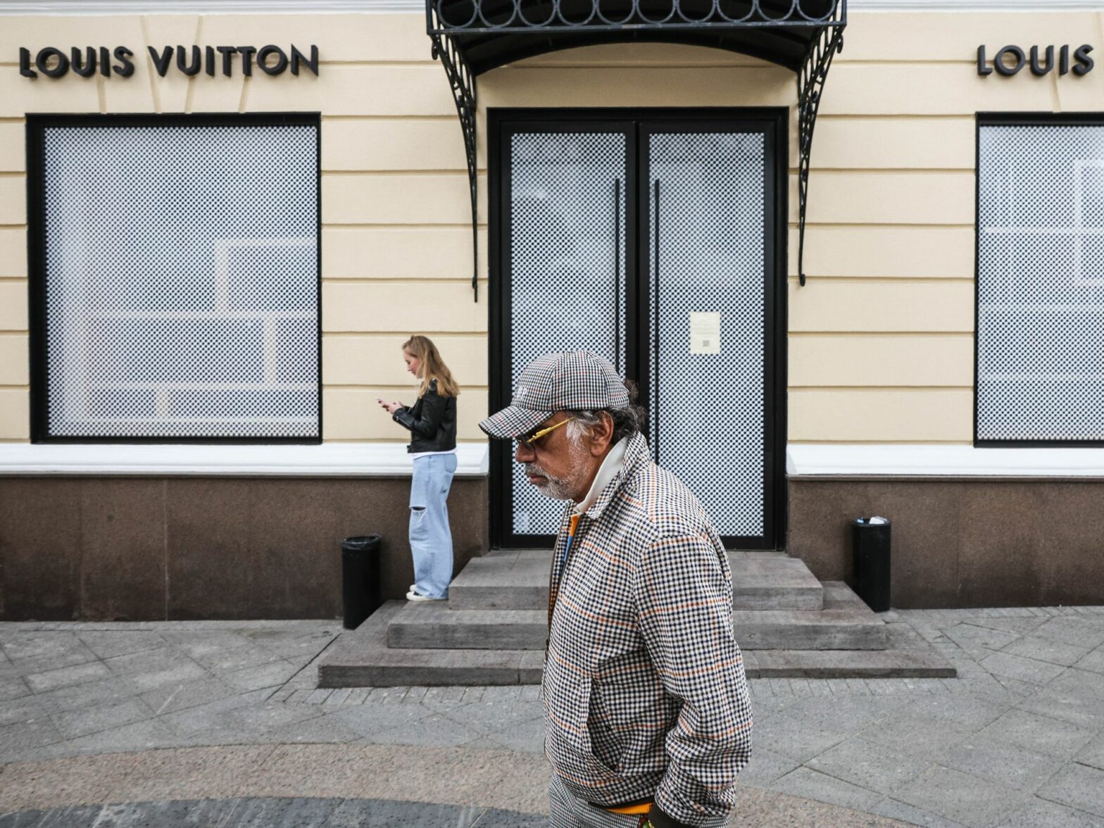 Photo of People are seen outside a closed shop of the French luxury brand Louis Vuitton that has suspended its operations in Russia due to Western anti-Russian sanctions.