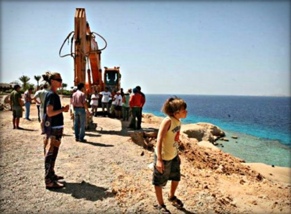 Photo of people near eroding cliffs in Sharm el-Sheikh