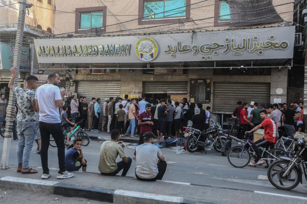Photo of people waiting in front of a bakery in Gaza