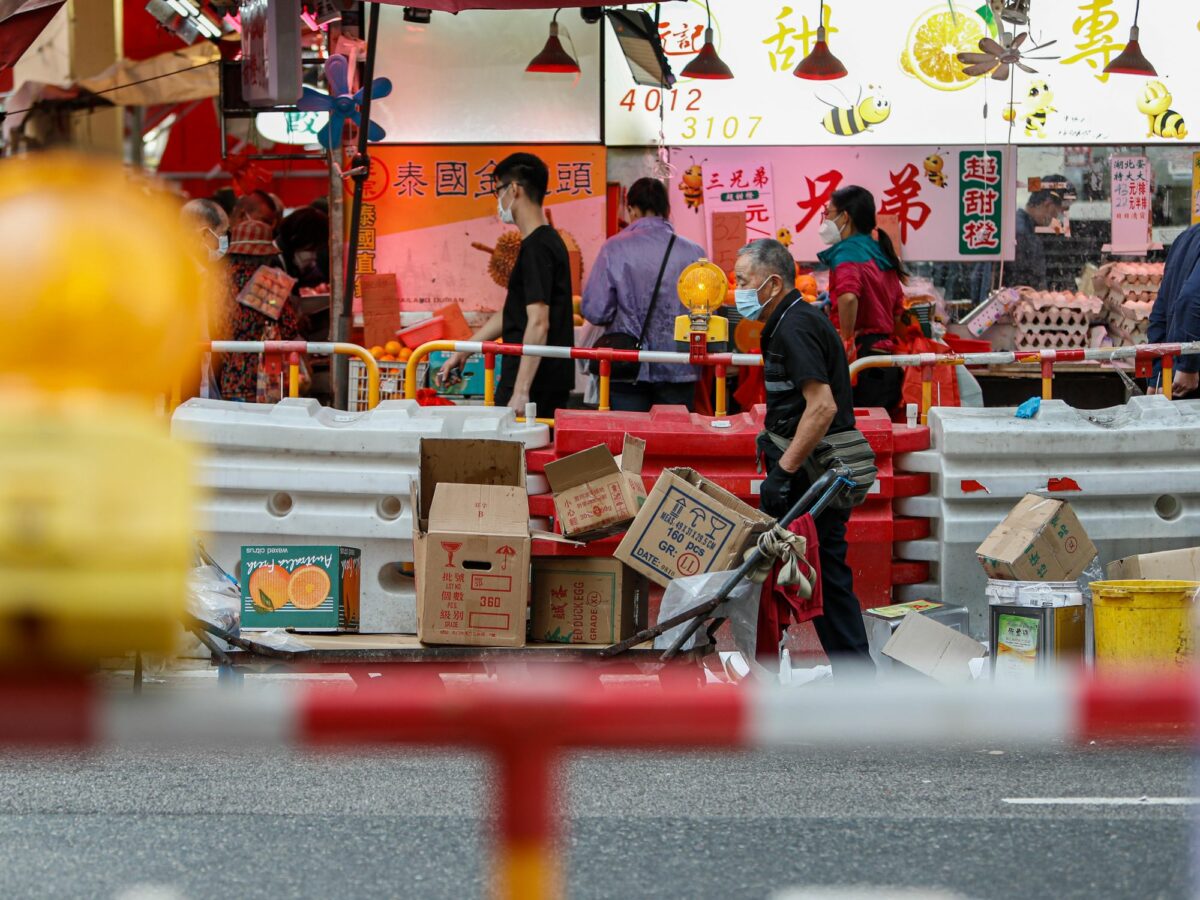 Photo of people wearing facemasks at a wet market in Kowloon, Hong Kong