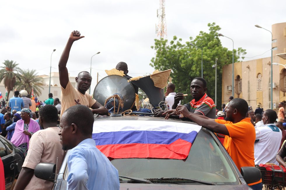 Photo of pepople demonstrating in Niger to show their support for the coup d'état with Russian flags.