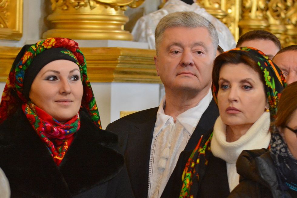 photo of Poroshenko next to two women