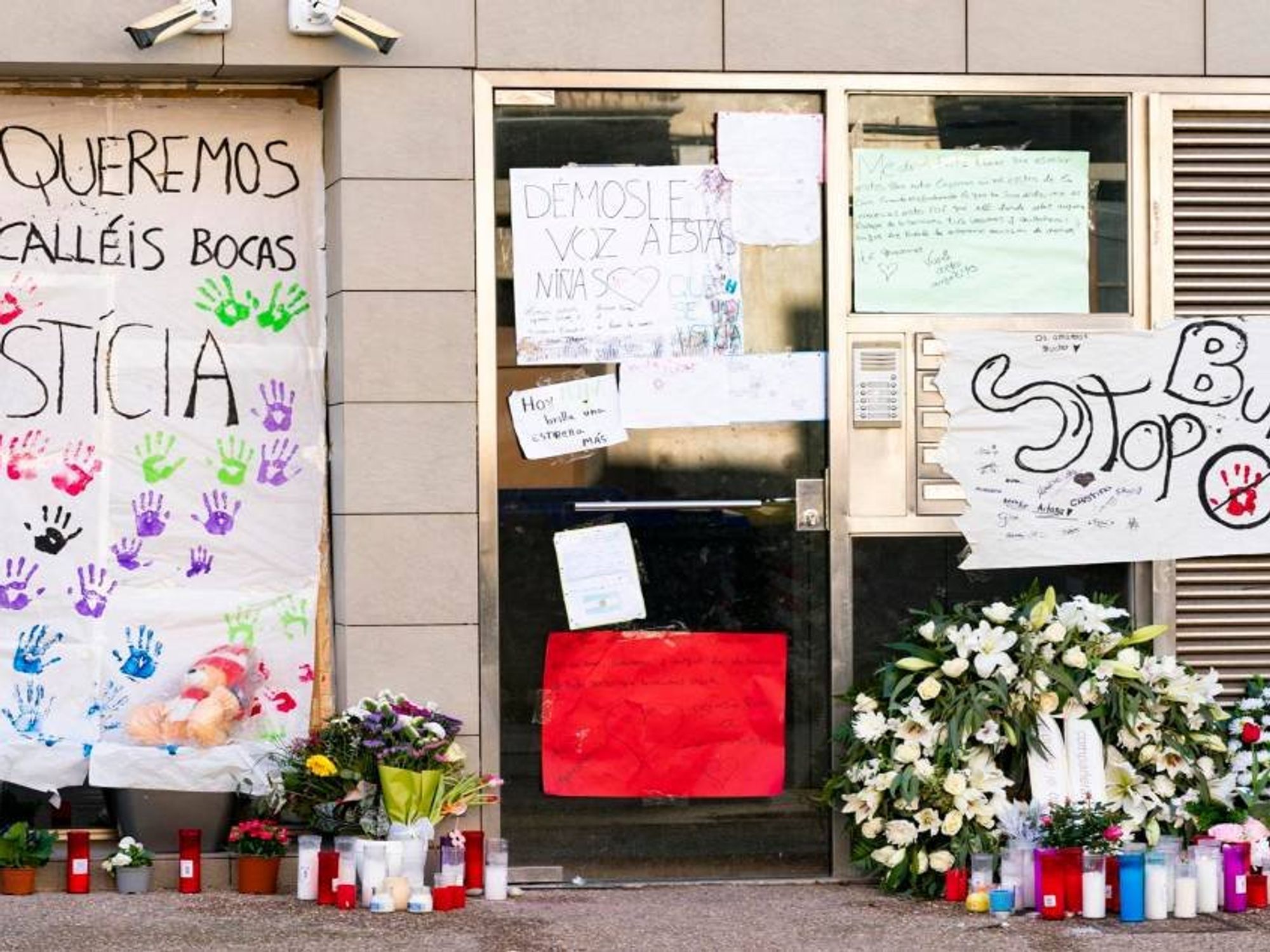 Photo of posters, flowers and candles in tribute to Leila and Iván in Barcelona