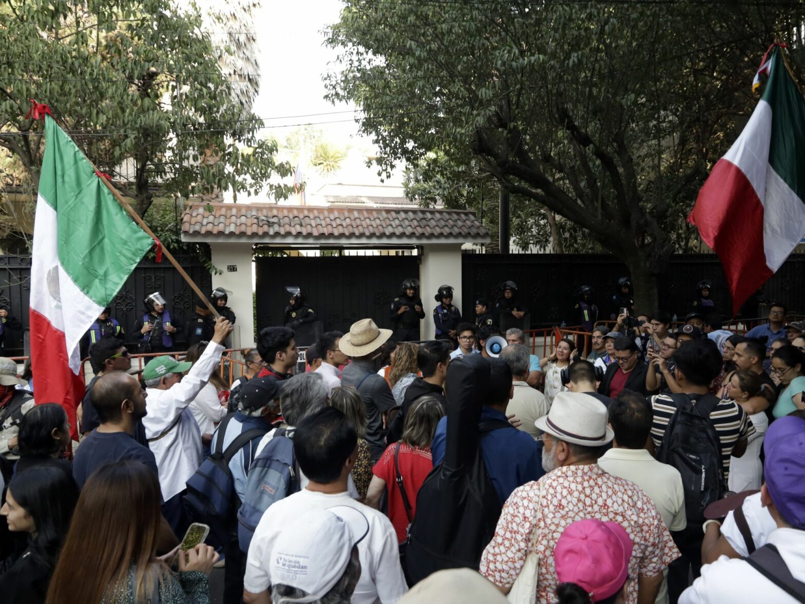 Photo of protesters outside the Ecuador Embassy in Mexico, after the police raid on the Mexican Embassy in Quito, Ecuador.