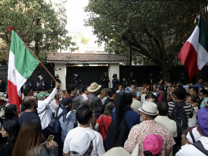 Photo of protesters outside the Ecuador Embassy in Mexico, after the police raid on the Mexican Embassy in Quito, Ecuador.