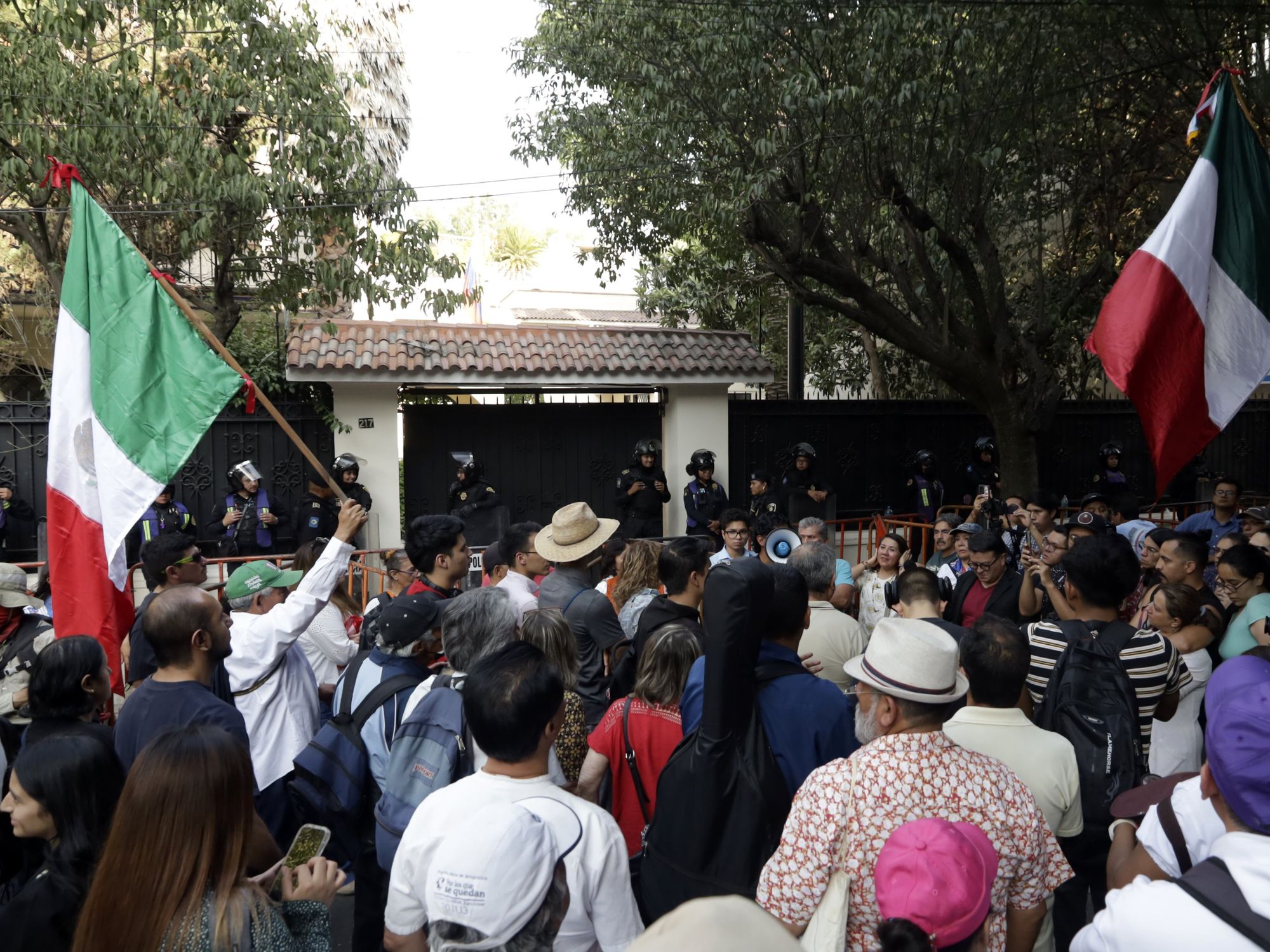Photo of protesters outside the Ecuador Embassy in Mexico, after the police raid on the Mexican Embassy in Quito, Ecuador.