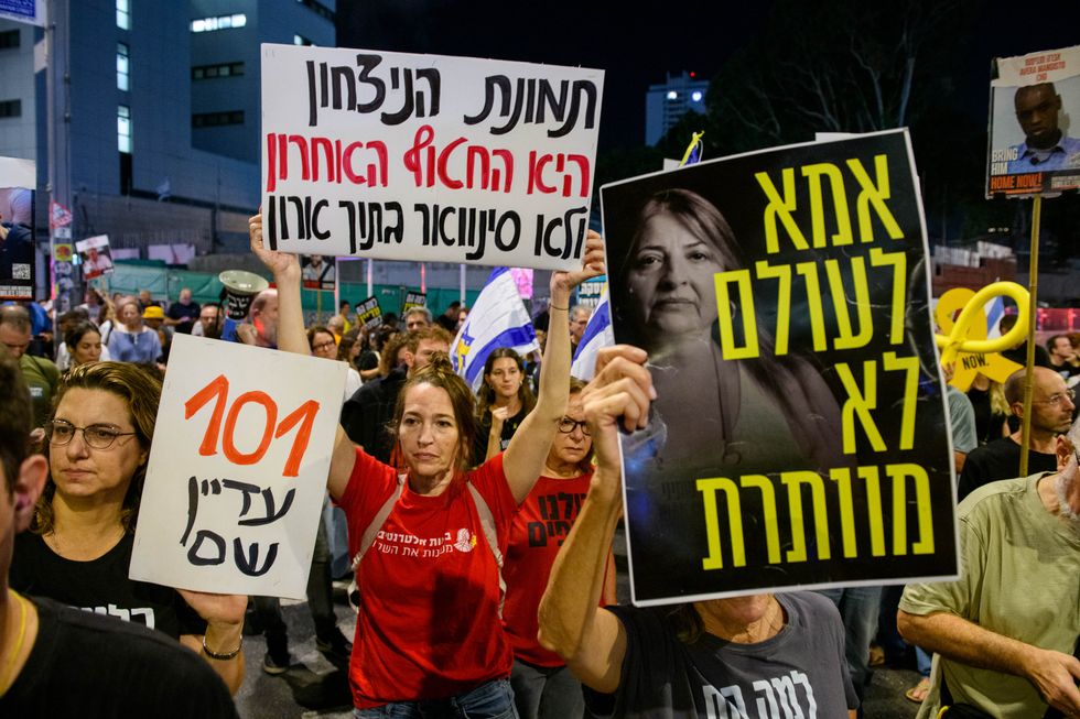 Photo of protesters urging the Israeli government to reach a deal for the release of hostages following the announcement of Sinwar's death.