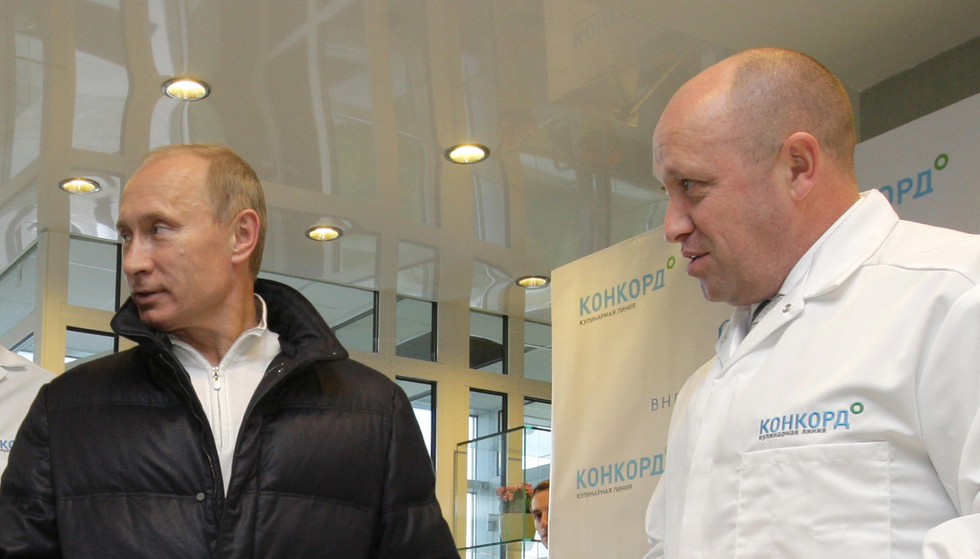 Photo of Putin and Prigozhin visiting a factory in 2010
