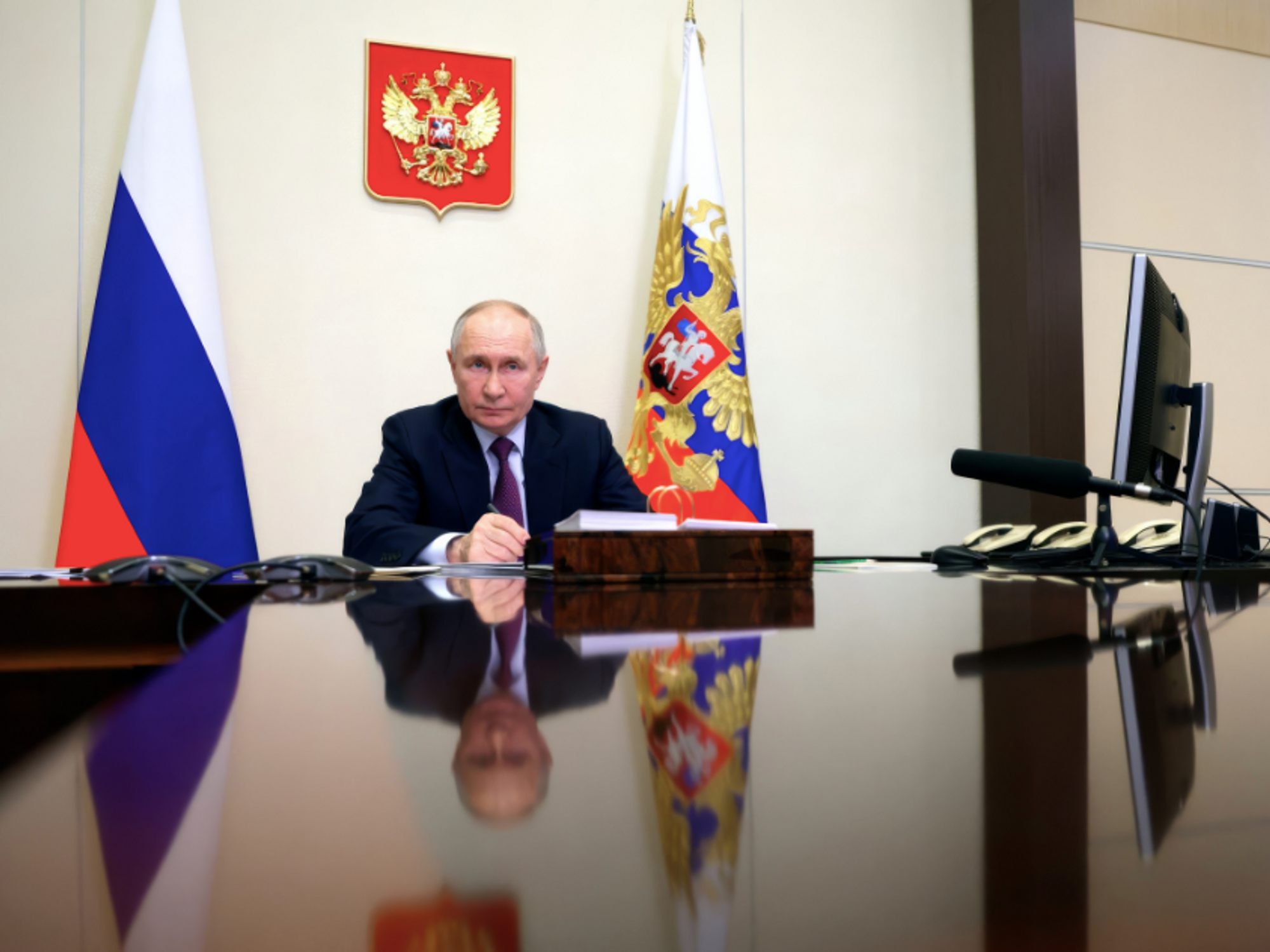 photo of putin at his desk
