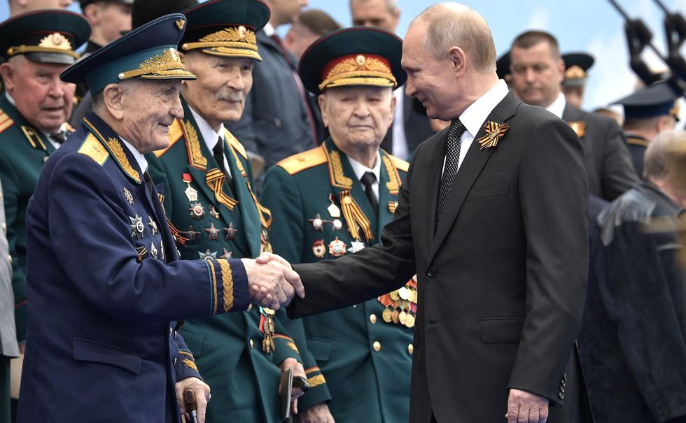 Photo of Putin shaking hands with a World War II veteran