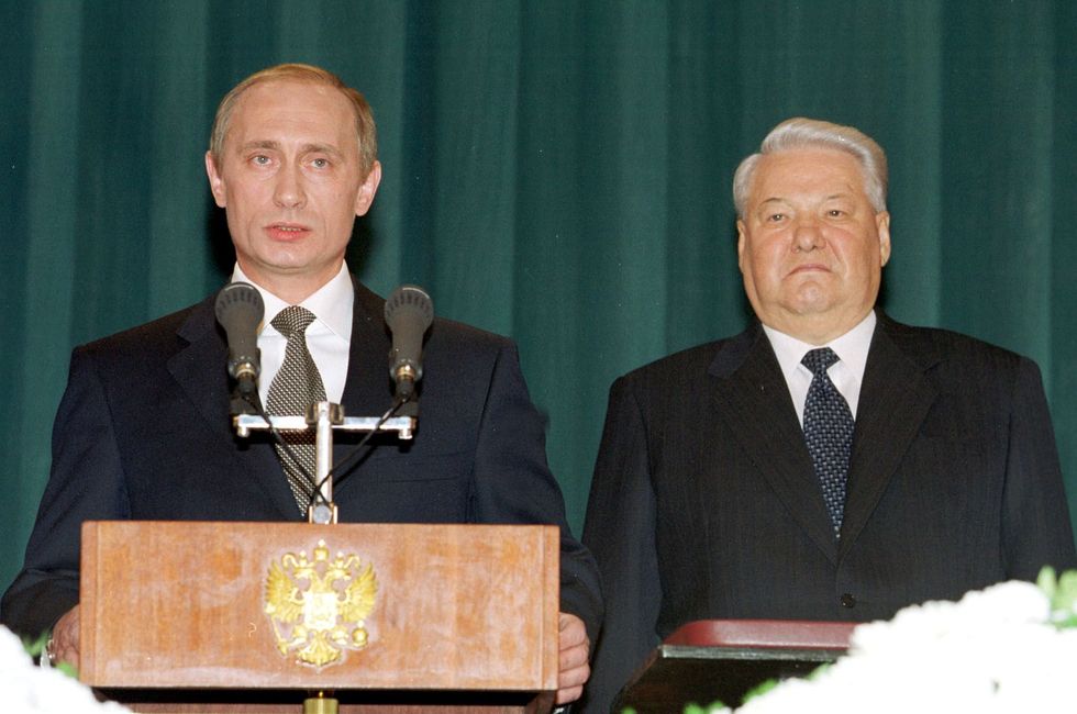 photo of putin talking with yeltsin looking on