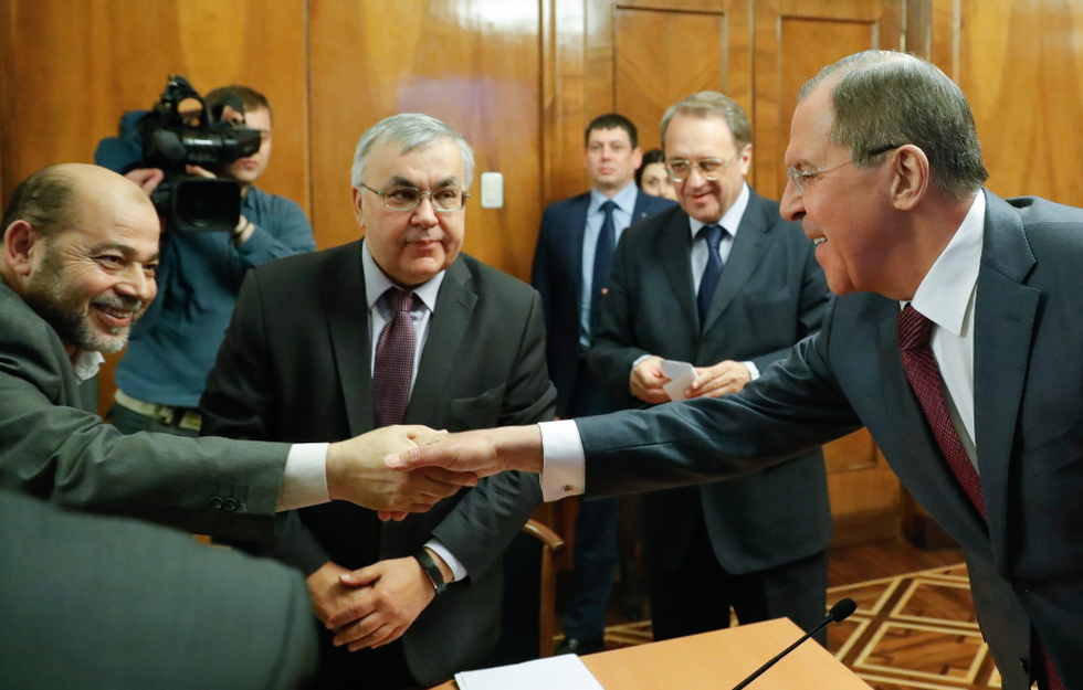 Photo of Russian Foreign Minister Sergey Lavrov shaking hands with Palestinian politicians meeting in Moscow in 2017