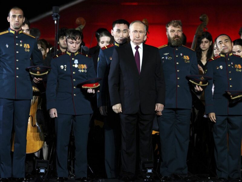 Photo of Russian President Vladimir Putin awarding soldiers at the 80th anniversary of the Battle of Kursk