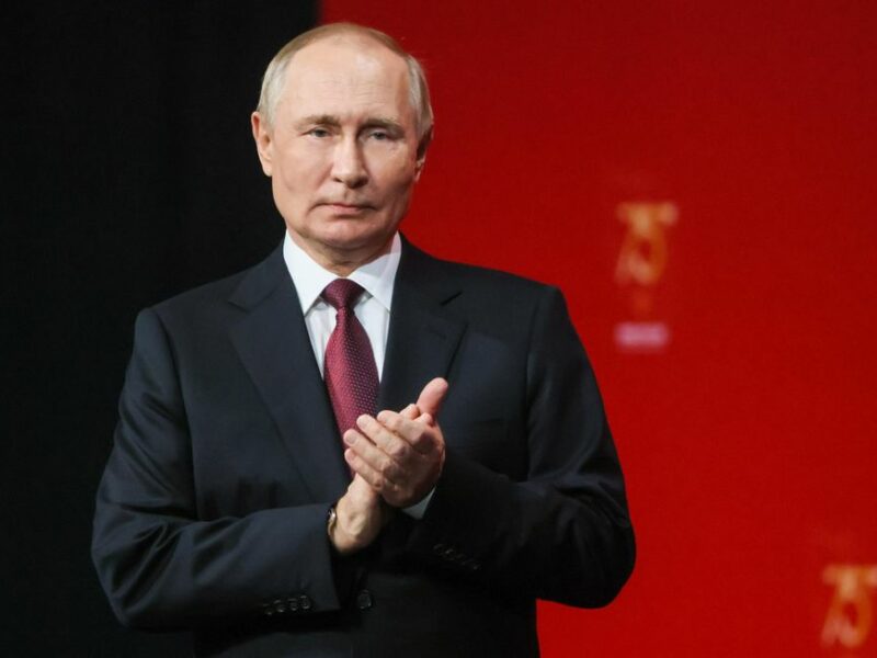 Photo of Russian President vladimir putin clapping his hands