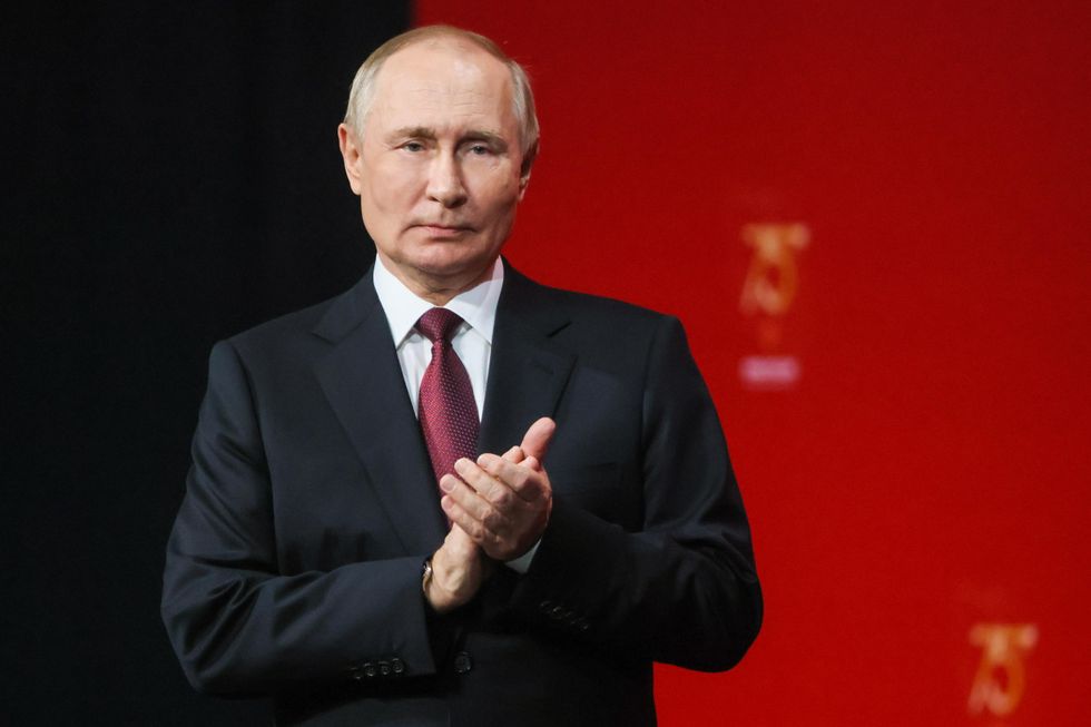 Photo of Russian President vladimir putin clapping his hands