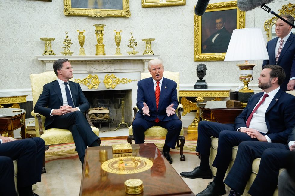 photo of Rutte, Trump, Vance sitting in oval office.