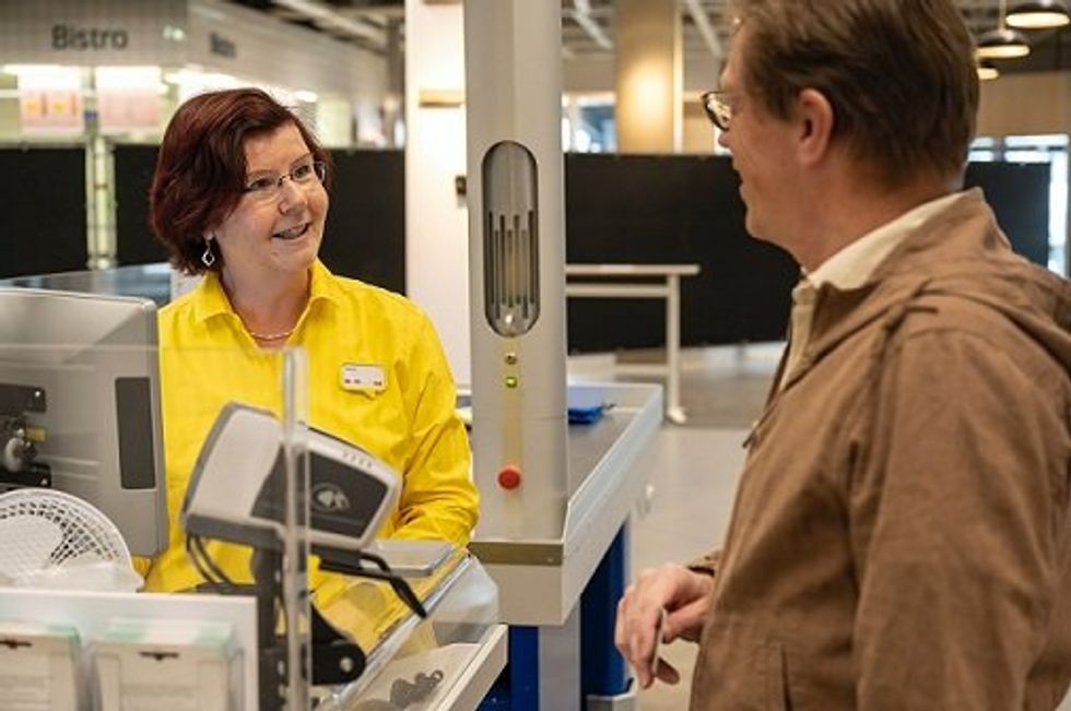Photo of Senior man talking to cashier