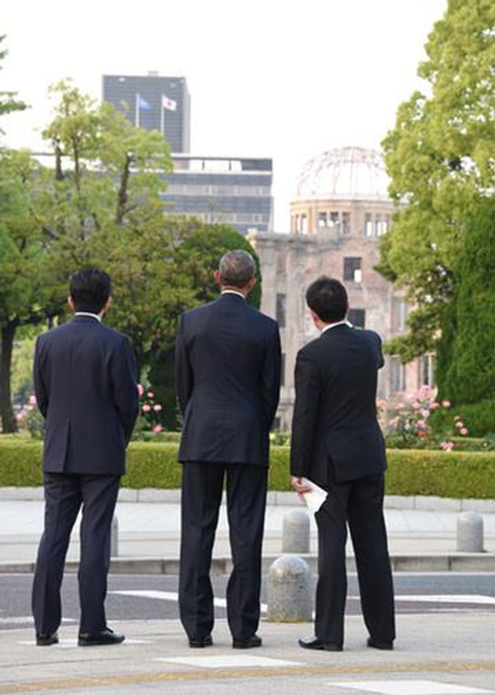 Photo of Shinzo Abe, Barack Obama and Fumio Kishida with their backs to the camera, in Hiroshima in 2016
