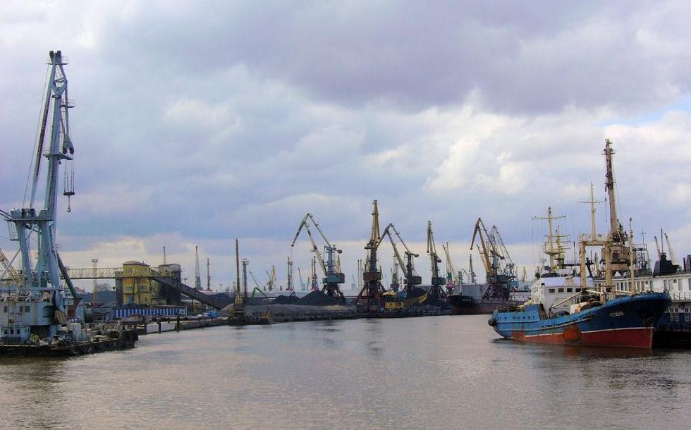 Photo of ships and cranes in the port of Kaliningrad
