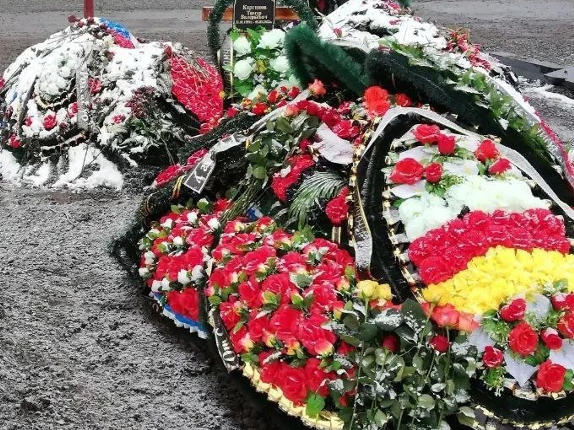 photo of snow on graves in Vladikavkaz, Russia