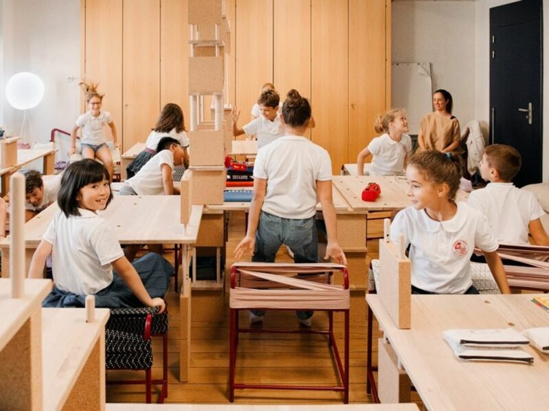 Photo of Stéphanie Marin's Ecoletopie project showing kids playing in a redesigned classroom