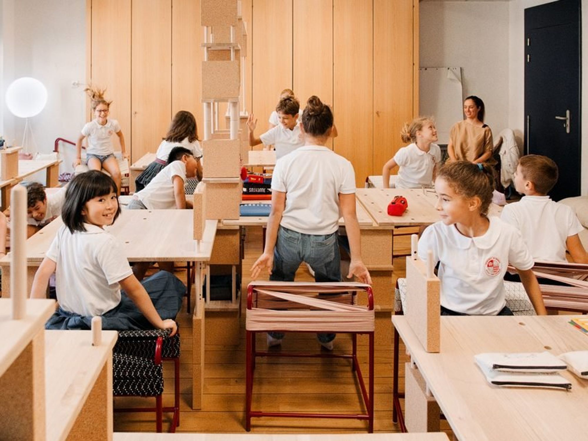 Photo of Stéphanie Marin's Ecoletopie project showing kids playing in a redesigned classroom