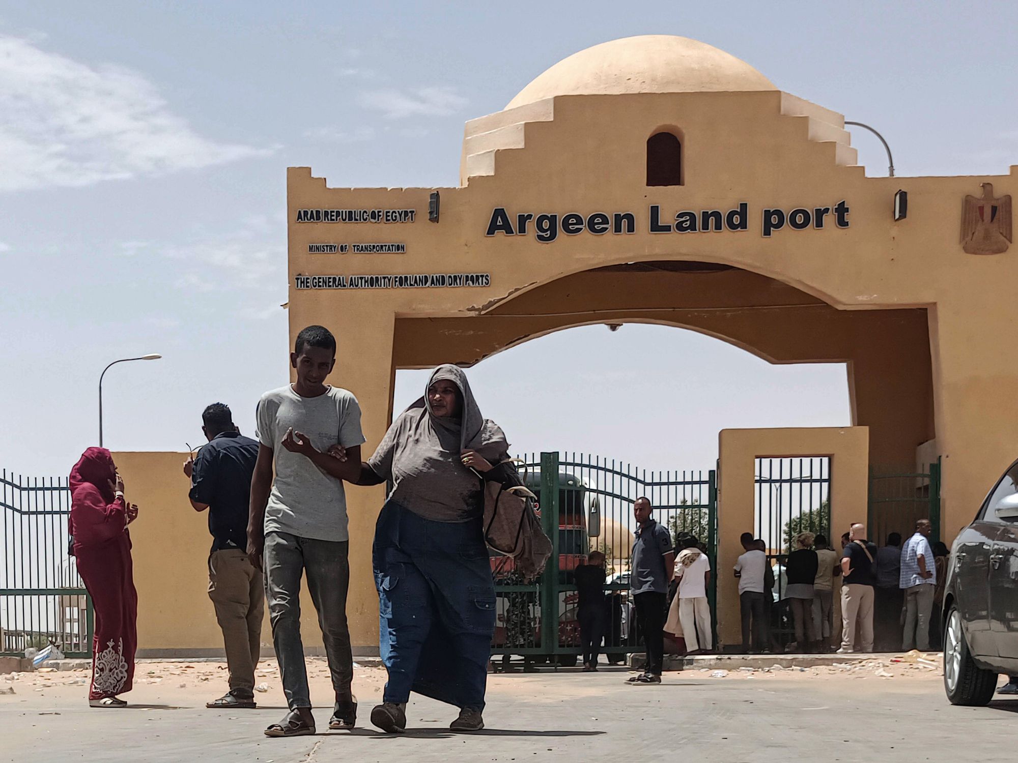 Photo of Sudanese refugees cross into Egypt through the Argeen land port, to escape the conflict in their home country.