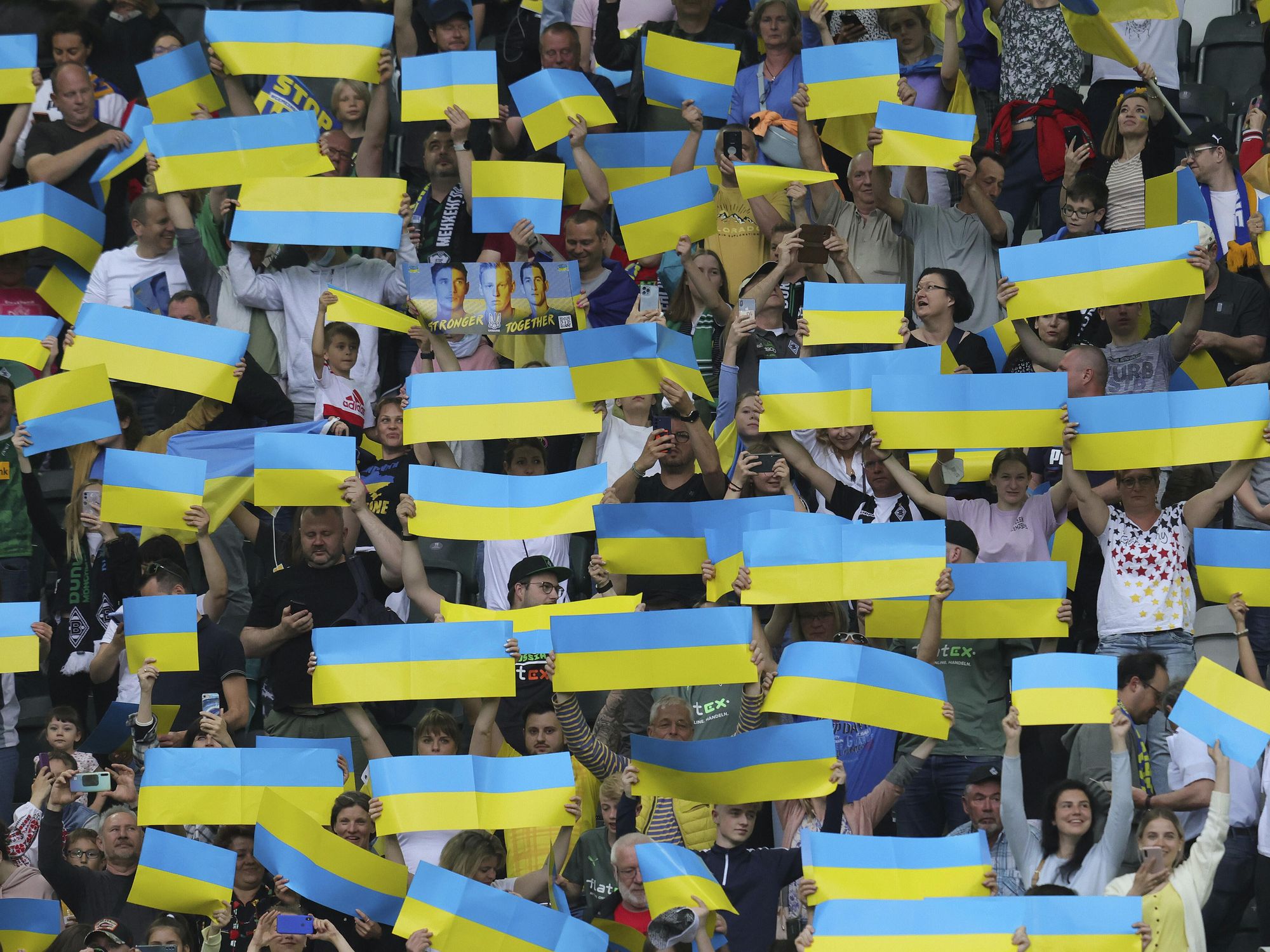Photo of supporters hold Ukrainian flags in honor of the victims of the war in Ukraine​