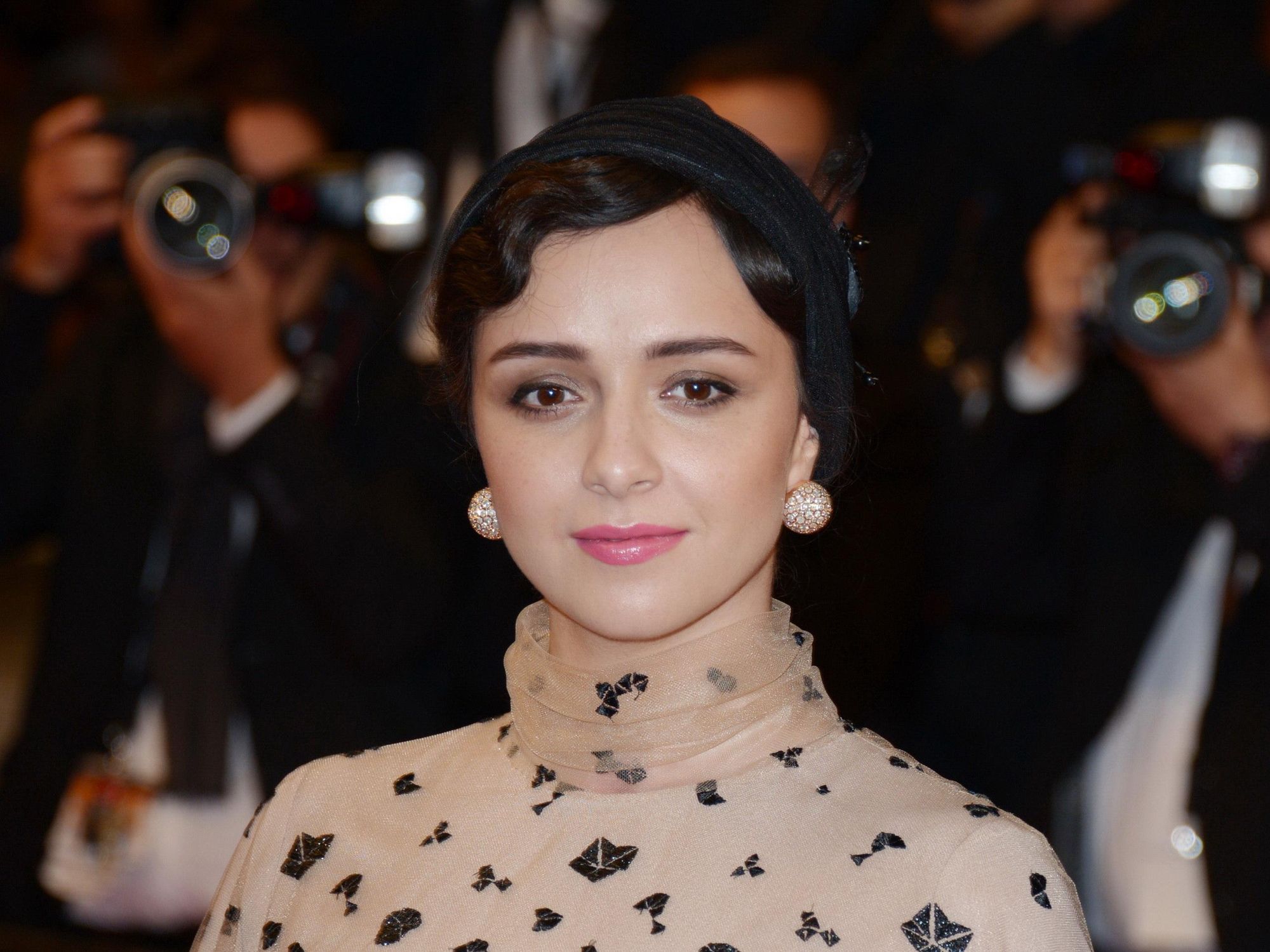 Photo of Taraneh Alidoosti looking into the camera