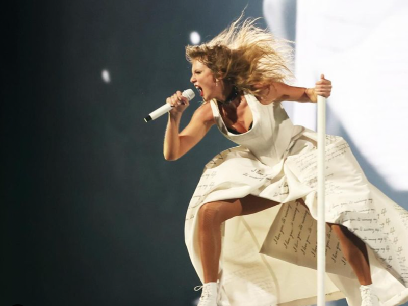 Photo of Taylor Swift performing in Paris