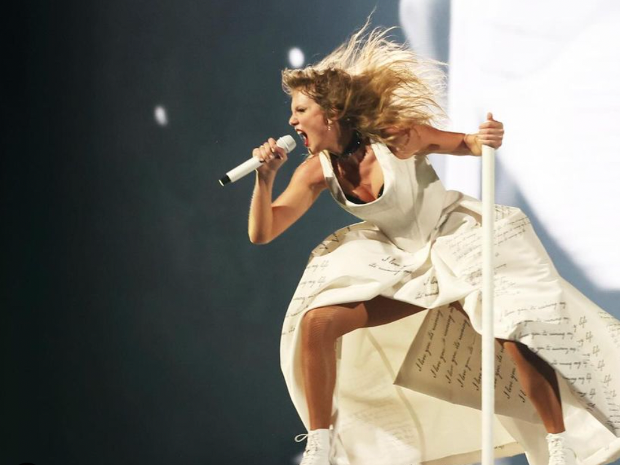 Photo of Taylor Swift performing in Paris