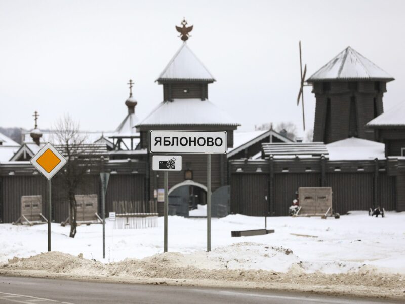 Photo of the entrance sign to the village of Yablonovo in Belgorod covered in snow