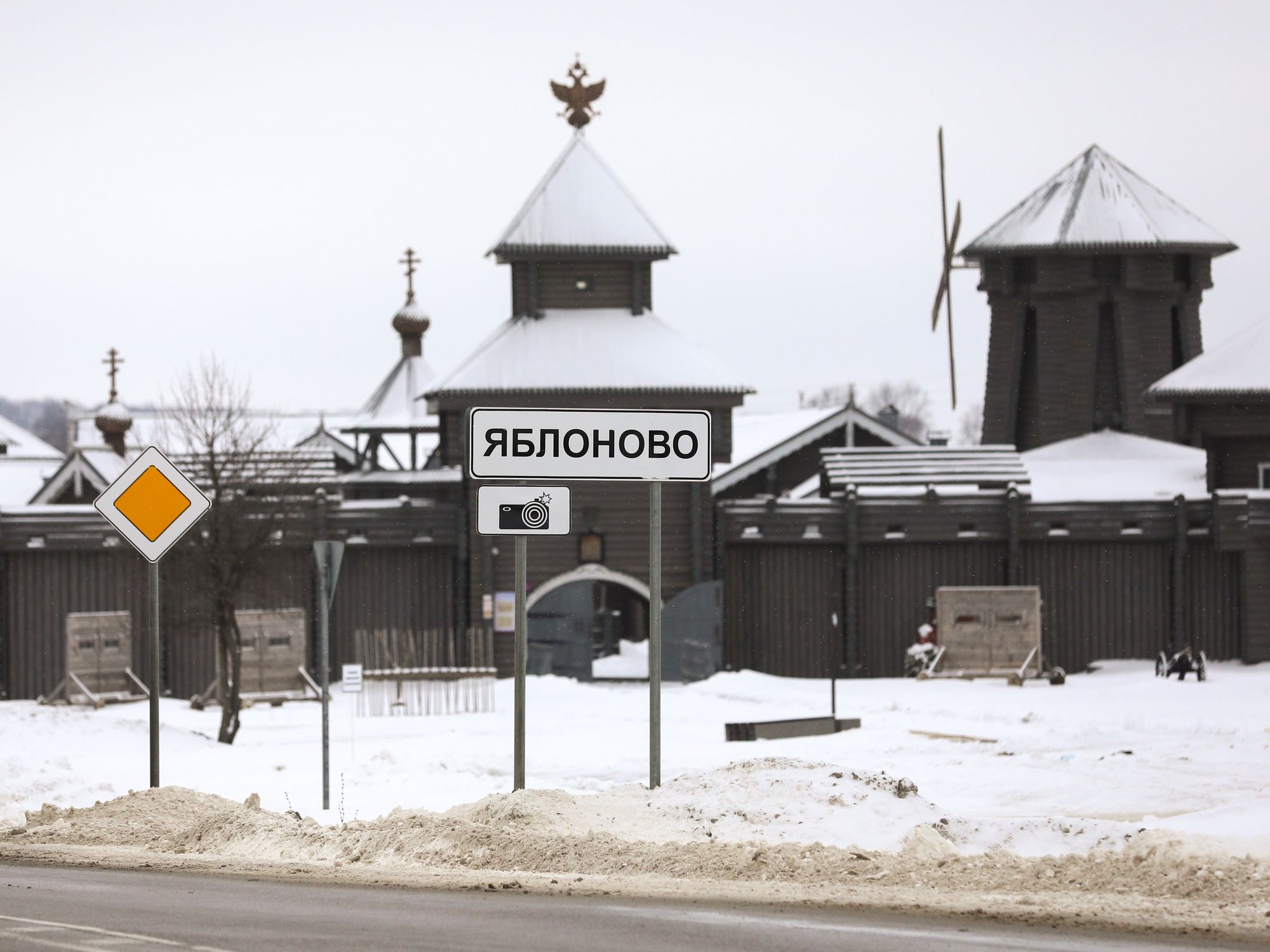 Photo of the entrance sign to the village of Yablonovo in Belgorod covered in snow