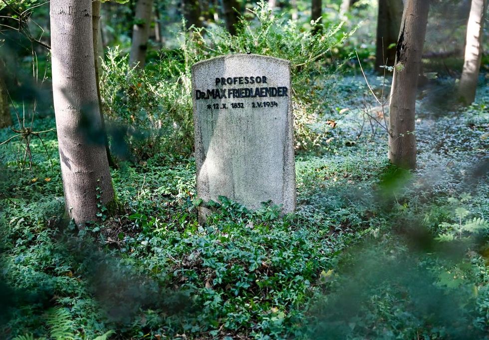 Photo of the grave of Jewish musicologist Max Friedlaender